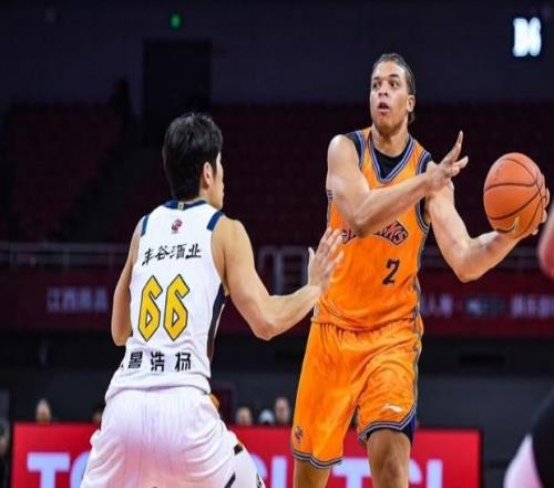 上海男籃拒絕輸球！全力淘汰山東隊(duì)，盧偉沖擊決賽，央視直播