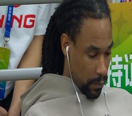 薩林杰末節戴耳機玩手機引球迷不滿！“保障合同后直接躺平滑水”