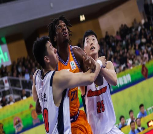 隊友拼到受傷，廣東一人在替補席低頭玩手機，球迷：離被裁不遠了