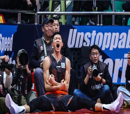 四川隊惹怒籃協，杜鋒指望受傷外援，陳林堅19分立功，盧偉夸兩人