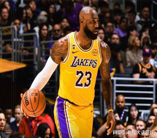 完勝！老詹20+10新援爆發，格林9+6庫里興奮慶祝，里夫斯16分7罰