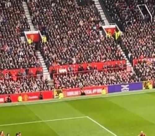 曼聯精妙角球戰術，馬奎爾佯攻吸引防守，梅努精準助攻姆伯莫