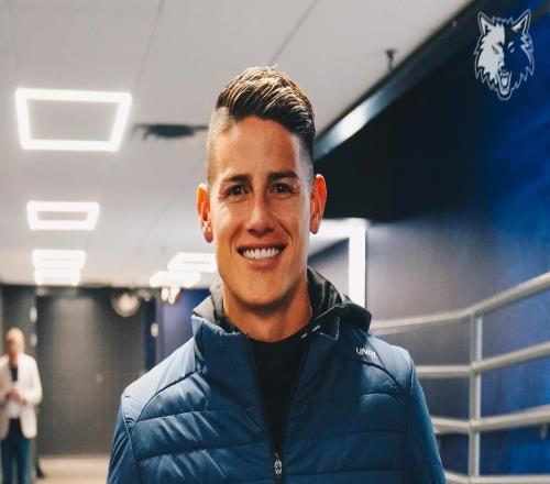 J羅現(xiàn)場觀戰(zhàn)森林狼，向戈貝爾贈送球衣&獲贈簽名球衣