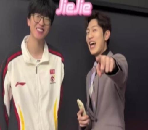 主持宸宇發(fā)布問答：大心臟jiejie！二分之一概率真讓他裝到了！