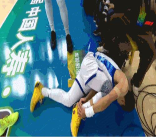 廣廈男籃遭重創：孫銘徽崴腳痛苦倒地無法行走被背回更衣室