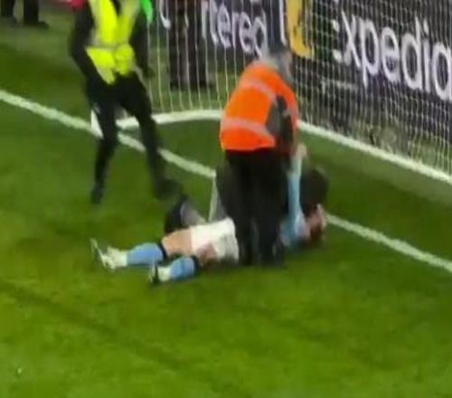 其實我只想安靜地躺會兒，在昨日比賽最后時刻哈蘭德被一球迷緊抱