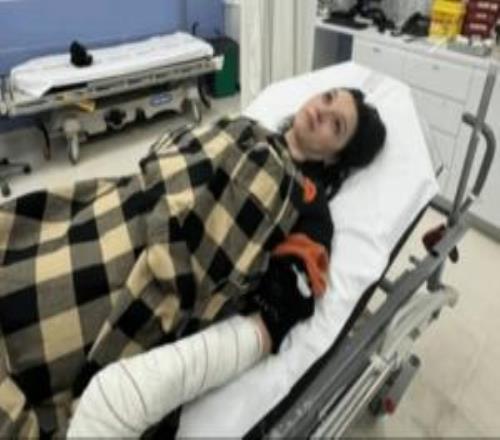 看著都疼國(guó)外女主播徒手抓墜落武士刀被割手筋