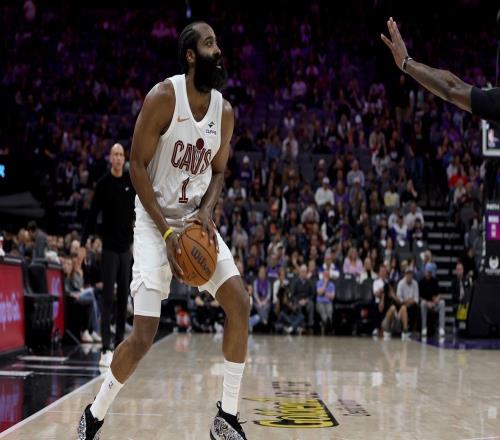 哈登在騎士隊首秀中與多諾萬米切爾搭檔，卻沒想到會發生什么