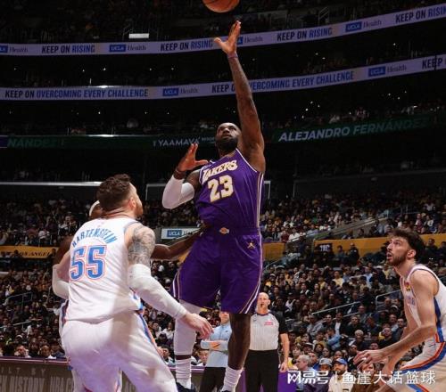 湖人無緣逆轉！老詹22+6很不滿，裁判引爭議，里夫斯16+7全隊最低