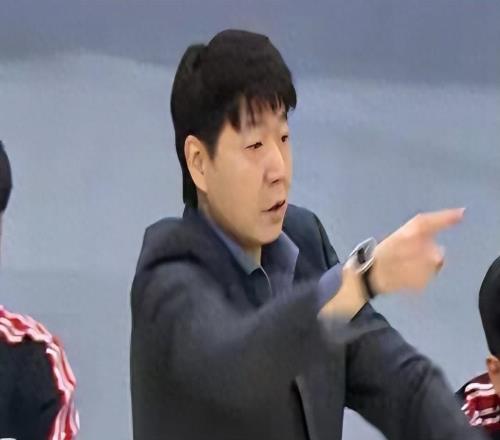 6投0中！邱彪揪出頭號水貨，讓36歲老將單節(jié)20分，鐵閘5分鐘犯滿