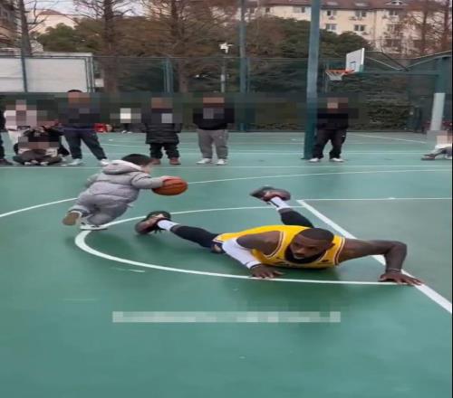 嬰兒運球晃倒詹姆斯、電動車在老詹面前上籃成功網友用AI制作籃球單挑視頻，記者實測：用照片即可免費生成