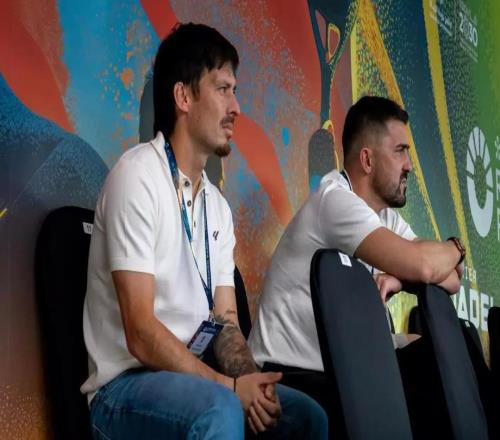 作為嘉賓，比利亞和大衛席爾瓦觀看了籠式網球賽事揭幕戰