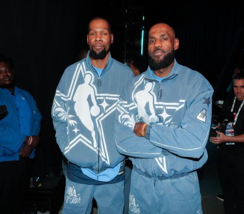 合砍27+10+7!这或是詹杜库最后的合体,老詹祝中国球迷新年快乐