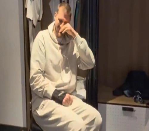 依旧知识分子!约基奇再次询问文班有没有带书来比赛看