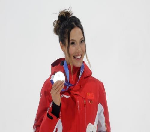 体坛联播巴萨1比2赫罗纳让出榜首,谷爱凌大跳台再摘一银