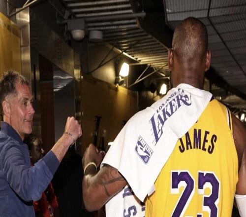 记者:如果詹姆斯想再打一个赛季,湖人队会非常欢迎他回归