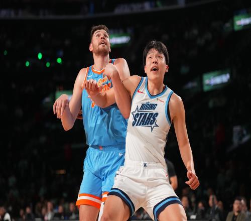 拓媒报道杨瀚森在新秀赛表现优于克林根但频繁倒地成为问题_NBA直播
