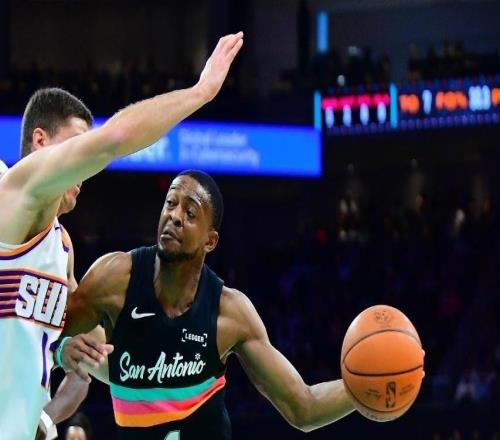 布克伤退狄龙禁赛!马刺大胜太阳豪取7连胜文班17+11+5帽