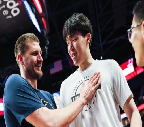 杨瀚森:我不是真亲约基奇是在表达尊重他今天也两罚不中呢