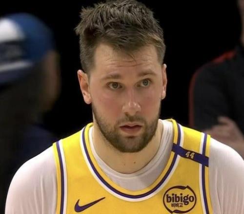 东契奇38分湖人胜快船,小卡伤退空砍31分快船油尽灯枯