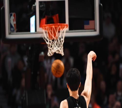 杨瀚森:在新秀赛和克林根对位像队内训练一样,我俩会较劲