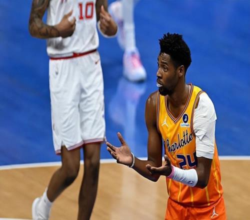 进攻效率实在是太离谱了!侧翼新星少扔几个黄蜂都未必输给火箭