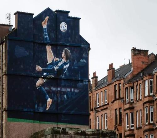 助苏格兰重返世界杯麦克托米奈倒钩破门壁画