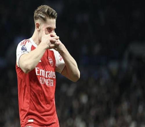 小雷:范德芬几乎是被哲凯赖什压制这是属于阿森纳的赛季