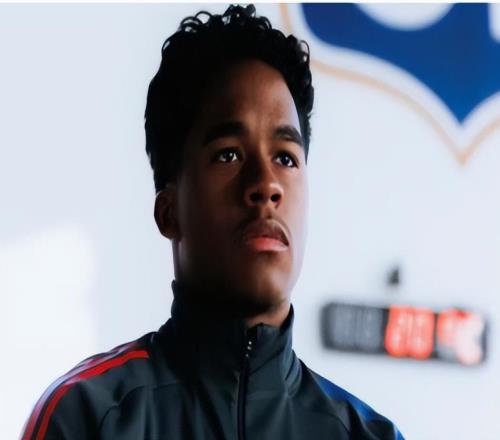 7場(chǎng)5球1助攻皇馬太子數(shù)據(jù)驚艷卻遭詬病19歲就學(xué)會(huì)散步難成大器