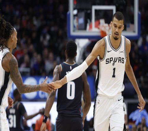 統(tǒng)治力，馬刺隊(duì)文班亞馬打活塞的表現(xiàn)，比肩大衛(wèi)羅賓遜和鄧肯