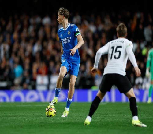 皇馬仍拒絕就赫伊森辱華道歉，阿韋洛亞：我們有望給種族主義重?fù)? loading=