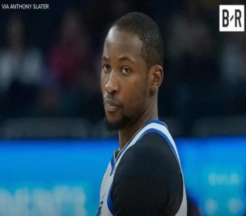 離開勇士的第一場比賽，庫明加笑了一整場