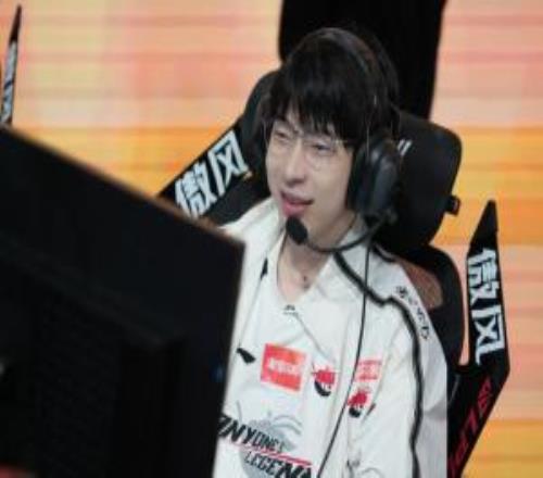 不是哥们你输出呢Hope数据亮眼但关键团再度疲软走位失误连续空技能