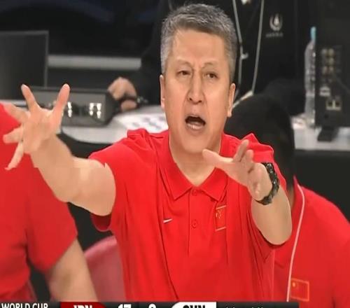 崩了!中国男篮落后日本14分,赵睿8+2,廖三宁8分,郭士强危险了