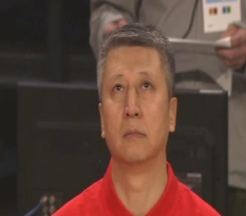 赵睿8分+4犯,贺希宁4分,廖三宁8分!中国男篮半场落后日本14分