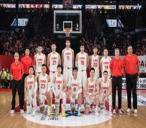 中國(guó)男籃半場(chǎng)落后14分，趙繼偉張鎮(zhèn)麟形同夢(mèng)游，郭士強(qiáng)任人唯親