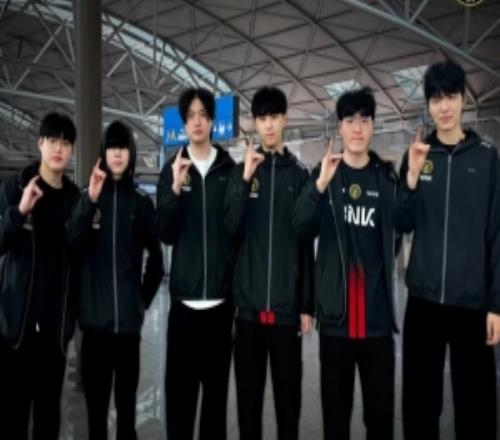 BFX分享隊(duì)員機(jī)場合照：出發(fā)去香港，請大家給選手們多多應(yīng)援