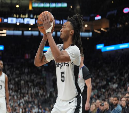 文班亞馬談卡斯?fàn)柕姆朗亟巧珜κ诌\(yùn)球如同在泥潭中掙扎_NBA直播