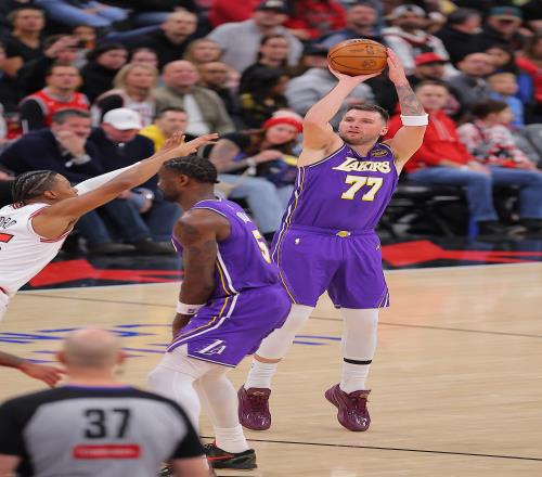 阿里納斯解析湖人進攻戰(zhàn)術一招鮮1對5擋拆成常態(tài)剩余球員靜待空位_NBA直播