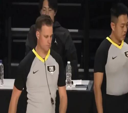 不走表還吹黑哨！日本男籃主場哨太嚴(yán)重，中國男籃不容易