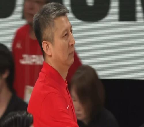 男篮逆转日本!胡金秋+3将怒吼庆祝,胡明轩乐开花,日本被打自闭