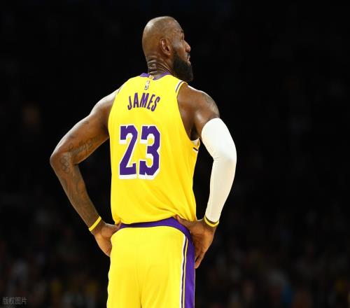 惨遭绝杀!詹姆斯两大里程悲!艾顿形同梦游,东契奇空砍41+8+8+2