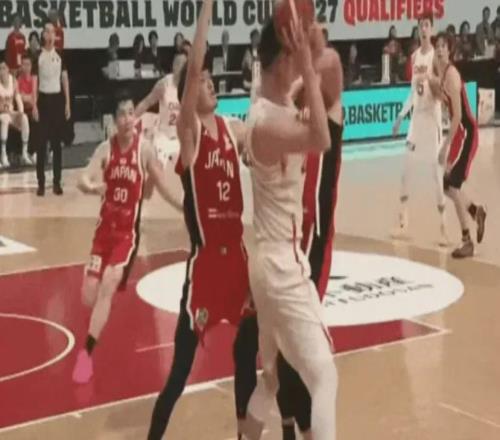 反轉(zhuǎn)！中國(guó)男籃贏球后，F(xiàn)IBA改口，執(zhí)法裁判身份曝光，或遭重罰