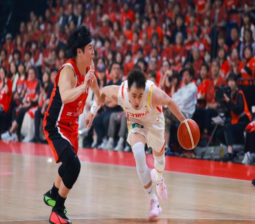 不怕黑哨!男篮客场15分逆转日本,赢球有3功臣,赵继伟半场发威