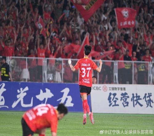 張家鳴經(jīng)過(guò)遼寧鐵人青訓(xùn)的悉心培養(yǎng)，將正式加盟英超球隊(duì)伯恩利_中超直播