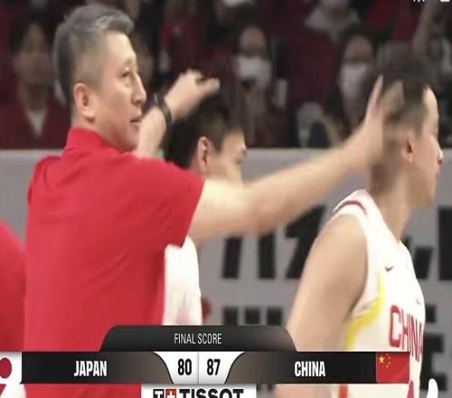 不忍了！央視解說怒斥裁判，國際籃聯(lián)未啟動調(diào)查，日媒分裂成兩派