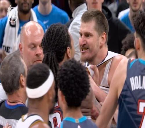 多爾特下三路陰招偷襲約基奇多位超巨被他當(dāng)目標(biāo)