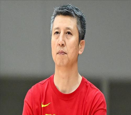 晚上十點(diǎn)，男籃官宣12人大名單！周琦擔(dān)任解說，最新裁判陣容曝光