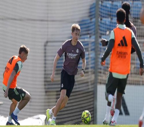 皇马官方:球队今日进行备战合练,赫伊森参与了部分内容