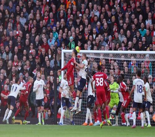 繼曼聯(lián)之后，利物浦是第2支英超上半場通過角球打入3球的球隊